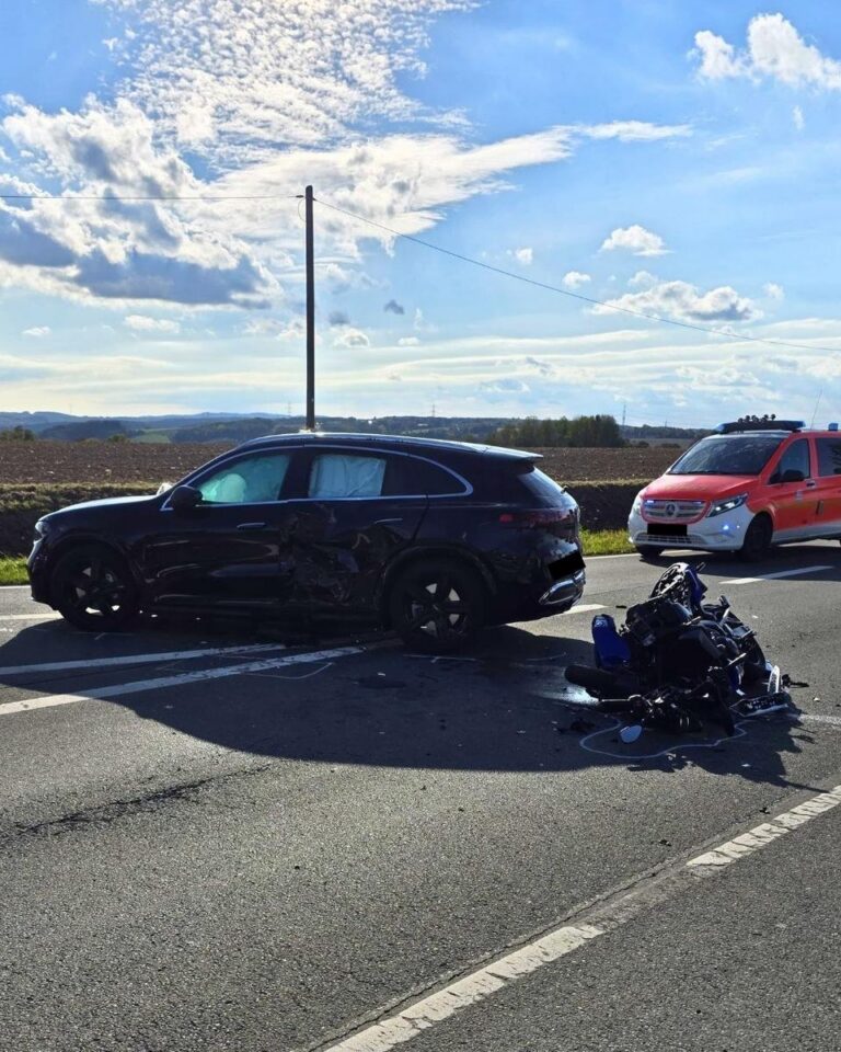Unfall in Ense: Biker nach Crash schwer verletzt, Hubschrauber