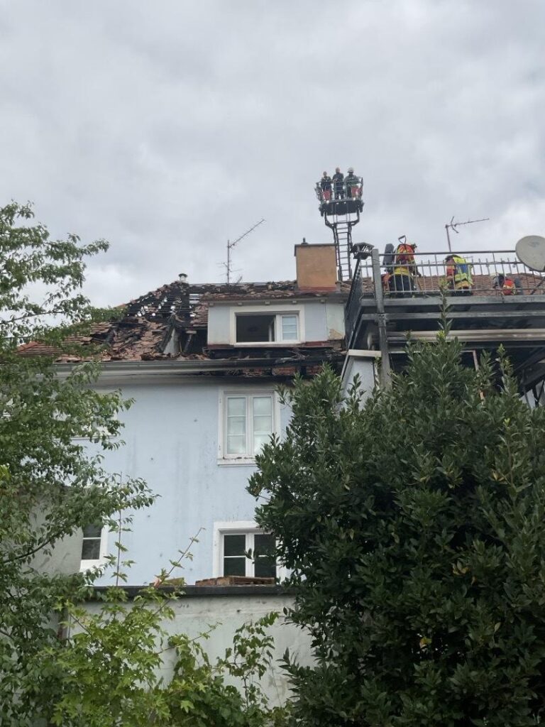 Weil am Rhein: Brand im Wohnhaus, Rettung per Drehleiter