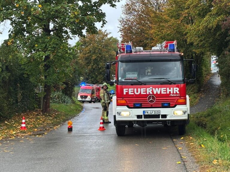 Stetten: Lkw rammt Auto und Bus auf B31, Vollsperrung nach Unfall