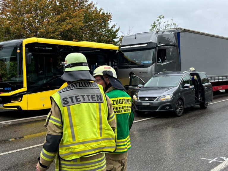 Stetten: Lkw rammt Auto und Bus auf B31, Vollsperrung nach Unfall