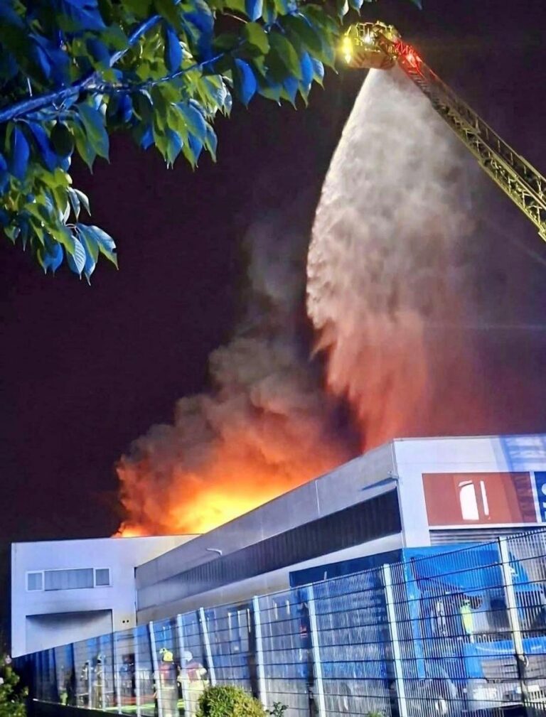 Ratingen: Feuer-Drama in Lagerhalle: Explosionen im Inneren