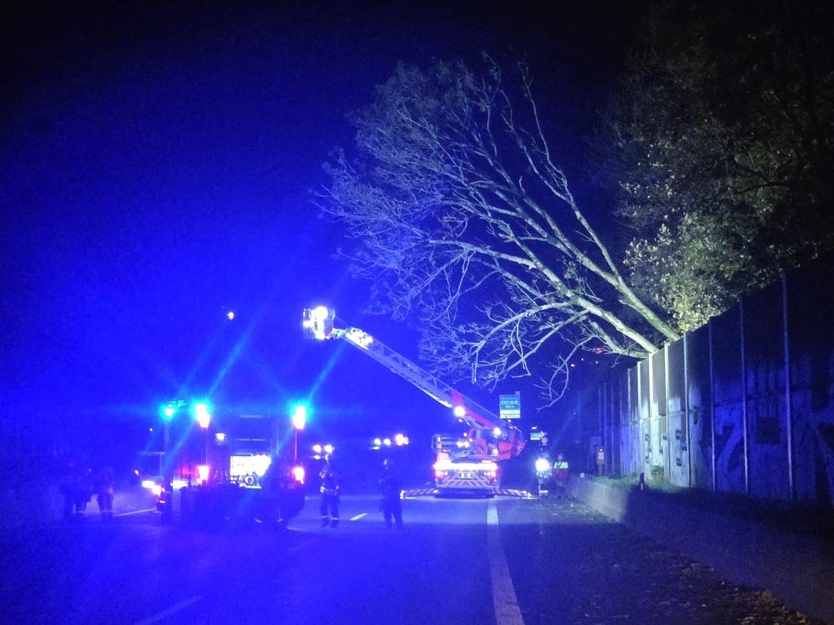 Remscheid: Feuerwehr-Einsatz auf Autobahn: Vollsperrung