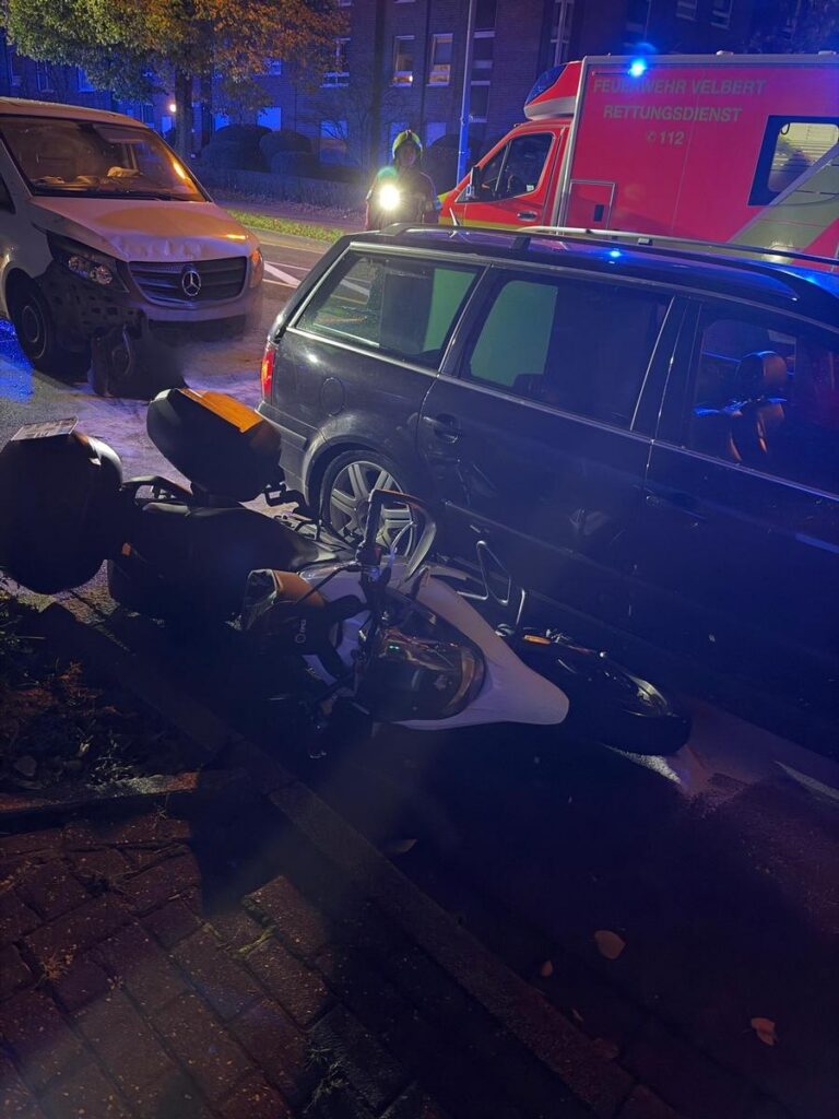Velbert: Biker nach Unfall mit zwei Pkw in Klinik
