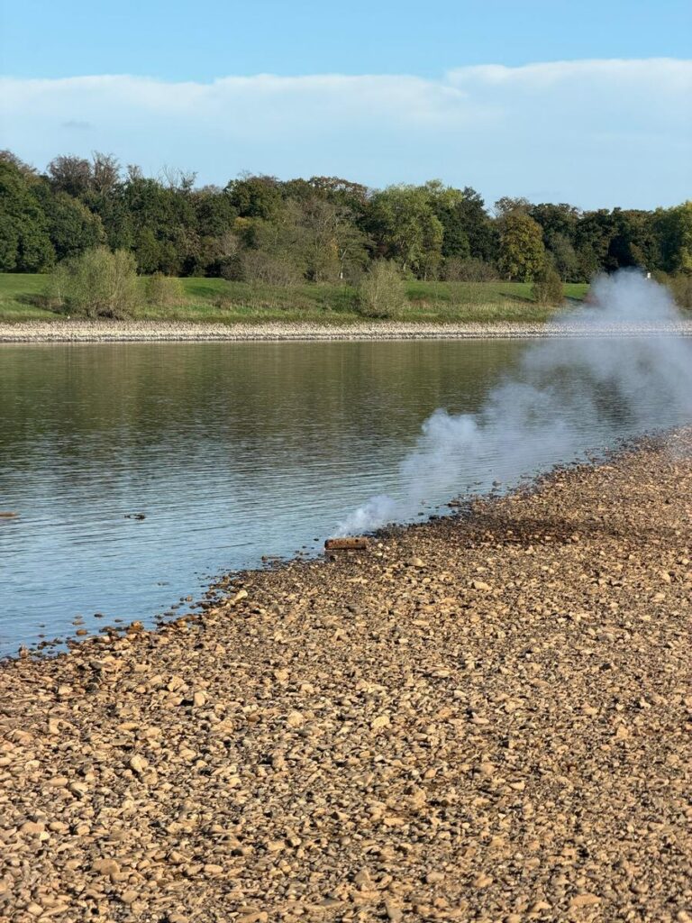 Neuss: Phosphor-Brandbombe fängt Feuer am Rheinufer