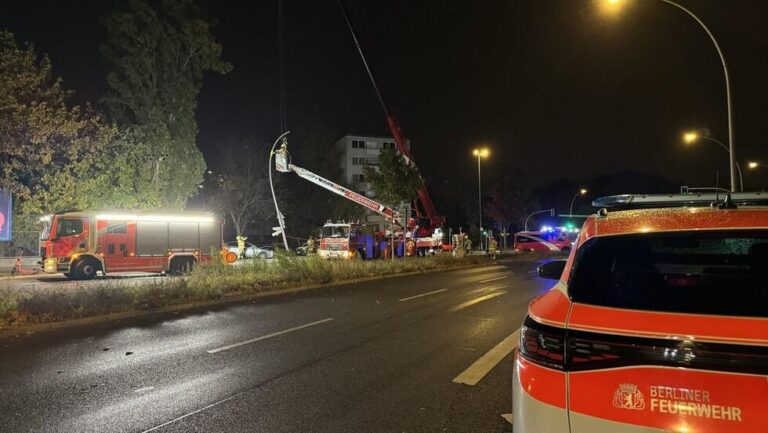 Berlin: Auto kracht in Laterne, Vollsperrung nach Unfall