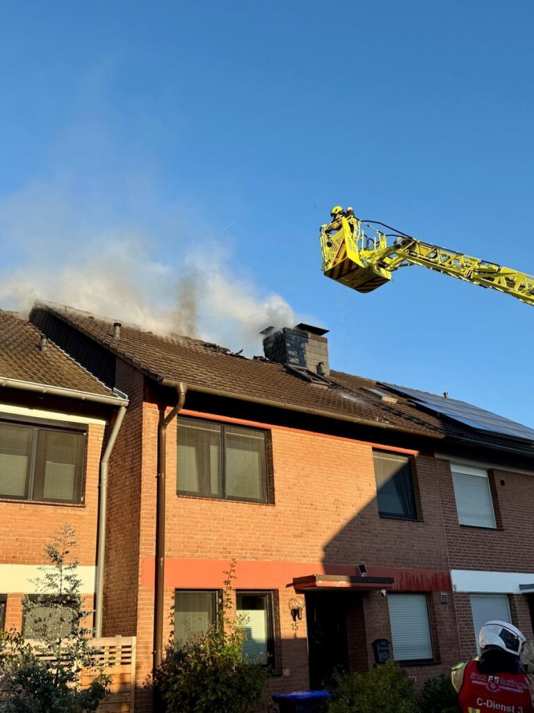 Ratingen: Feuer-Drama im Dachstuhl, Haus unbewohnbar