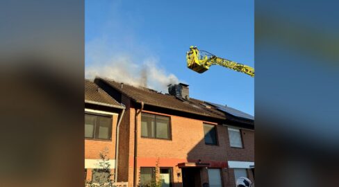 Ratingen: Feuer-Drama im Dachstuhl, Haus unbewohnbar