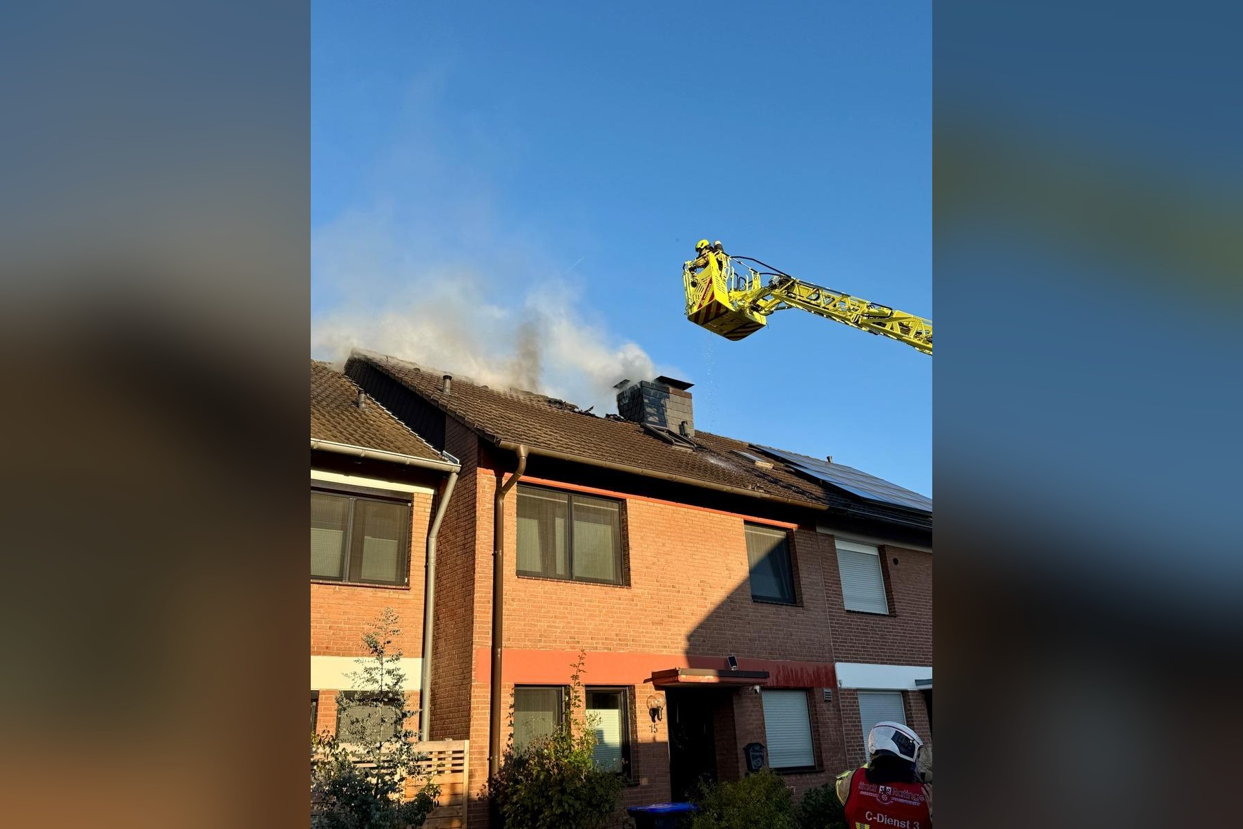 Ratingen: Feuer-Drama im Dachstuhl, Haus unbewohnbar