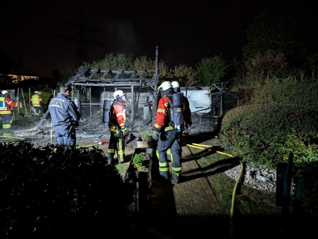Weil am Rhein: Rauchsäule bei Gartenhüttenbrand