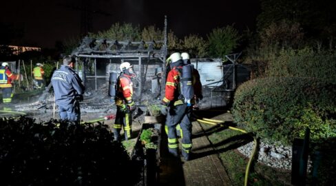 Weil am Rhein: Rauchsäule bei Gartenhüttenbrand