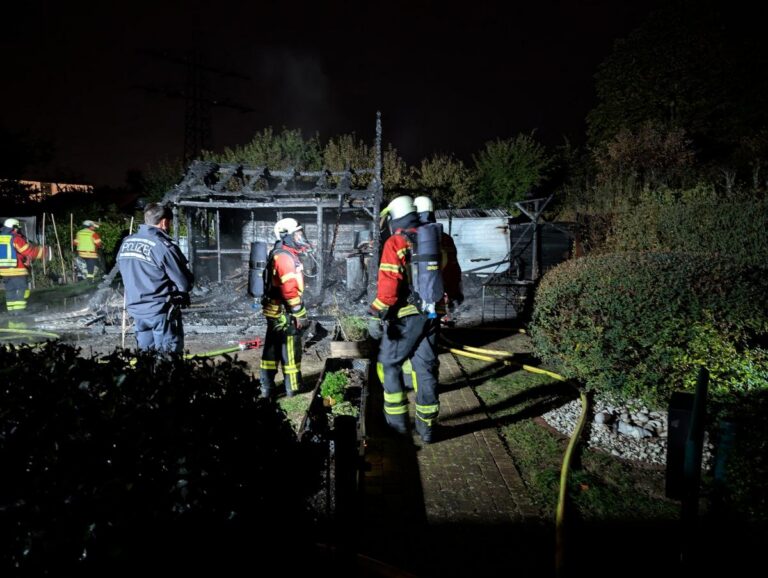 Weil am Rhein: Rauchsäule bei Gartenhüttenbrand