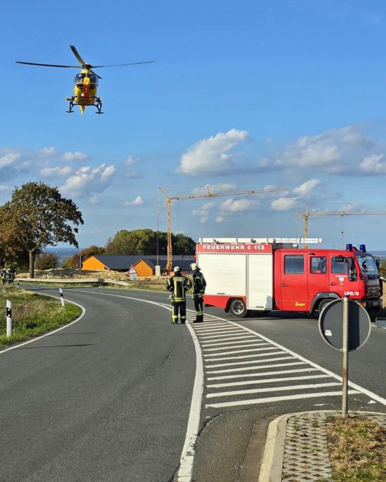 Unfall in Ense: Biker nach Crash schwer verletzt, Hubschrauber