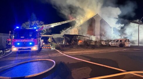Zeven: Großbrand zerstört Carport, 2 Schwerverletzte